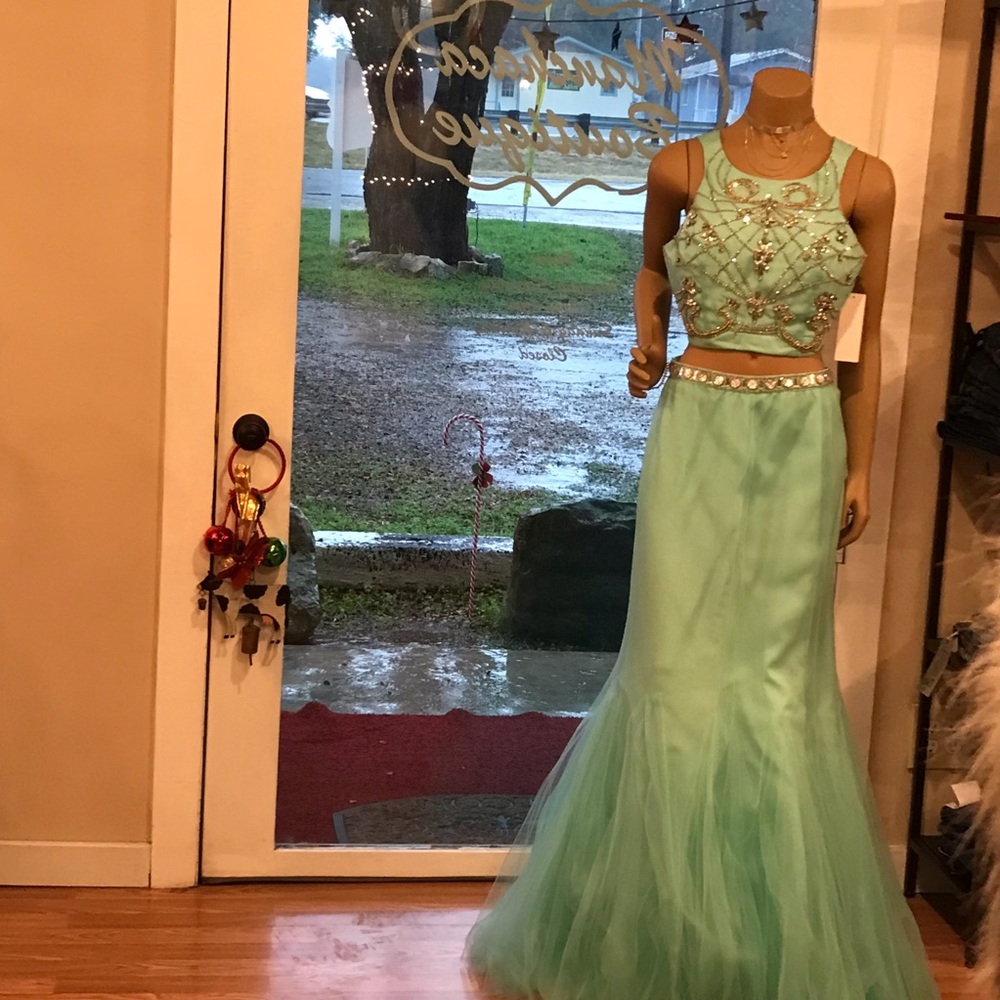 ALLYβS FORMAL WEAR πHPπ - Picture 2 of 9